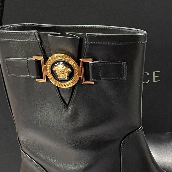 VERSACE BOOTIE H. 25 VITELLO
NERO-ORO NEW IN BOX SIZE 38.5 - Picture 12 of 13